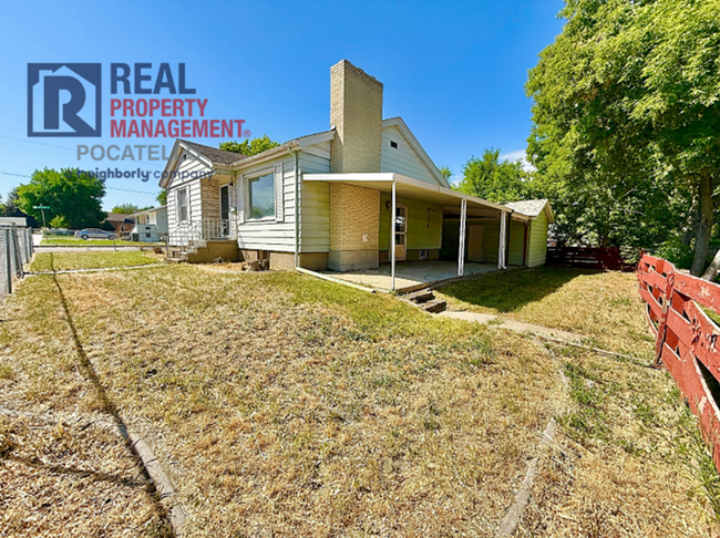 Building Photo - 2 bedroom 2 bath home - dettached garage n...