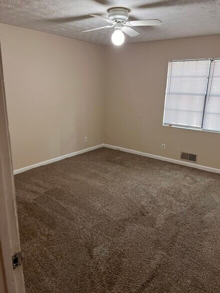 Building Photo - 140 Hunters Ln