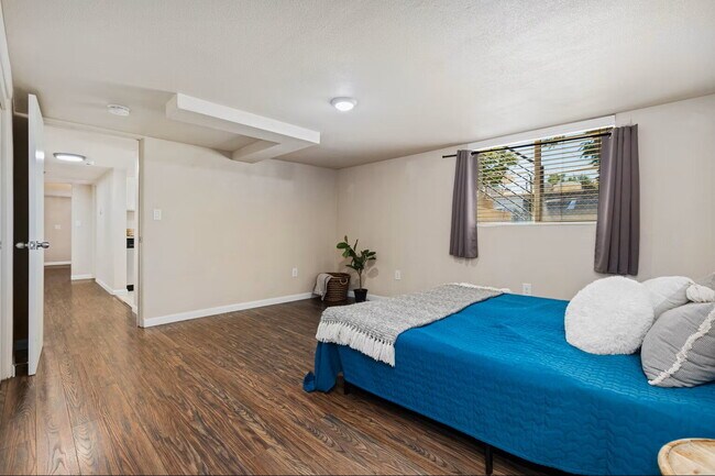 Building Photo - Spacious 1BR/1BA plus HUGE office/den!