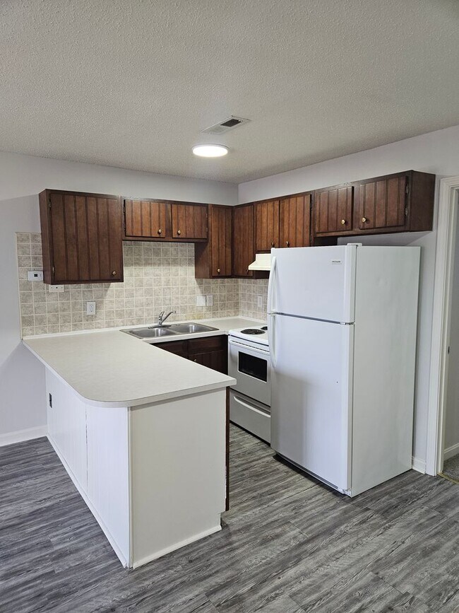 Building Photo - 1 BR 1 Bath at Green Valley Apartments