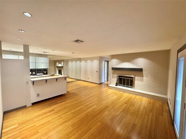 Building Photo - 4400 Hemingway Dr