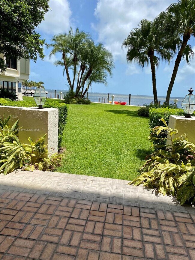 Building Photo - 1632 S Bayshore Ct
