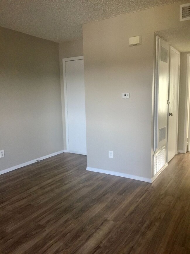 Building Photo - 1 Bed, 1 Bath Condo Available in High Holl...