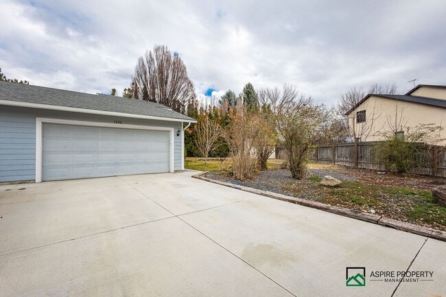Building Photo - New Renovated 2 Bed 2 bath Townhome
