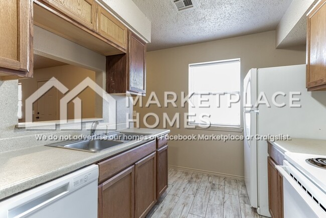 Building Photo - 404 E Texas Dr