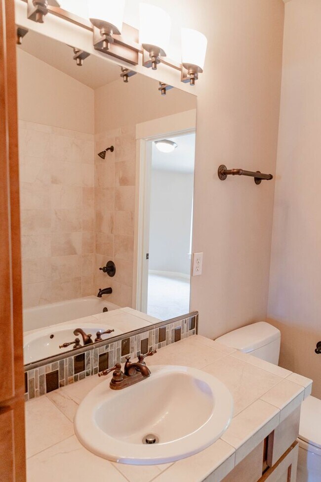 Building Photo - Townhouse Move-In Special – Half Month Free! Beautiful townhouse 3 beds 2.5 baths and garage.