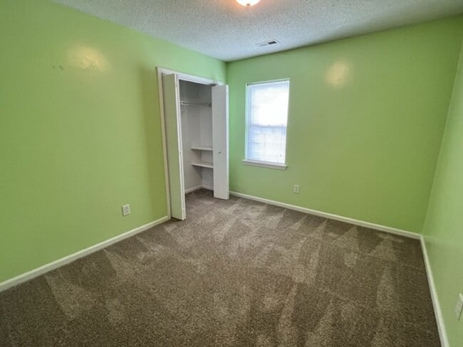 Building Photo - Three Bedroom in WILLOW RUN!