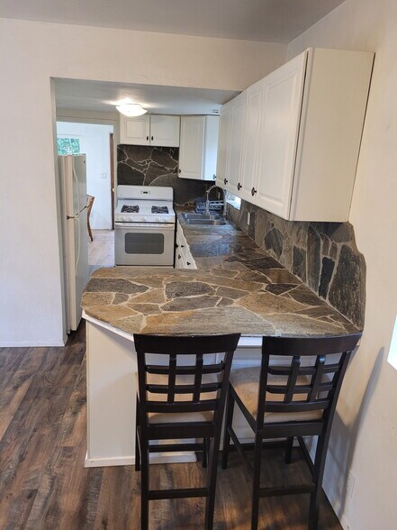 Breakfast nook/ kitchen - 962 Osborne St