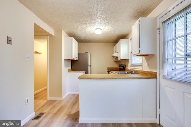 Building Photo - 6075 Cedar Wood Dr