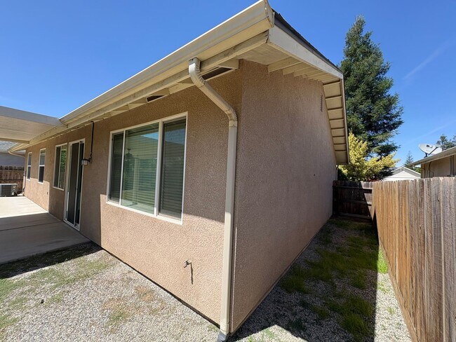 Building Photo - Lovely home available now!