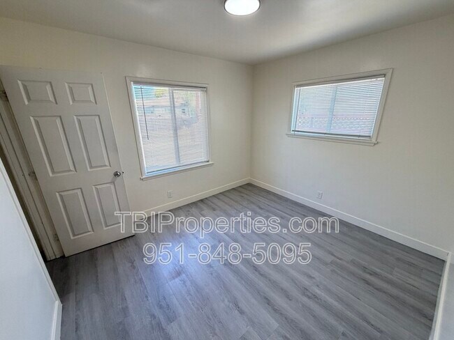 Building Photo - 3552 N Alameda Ave