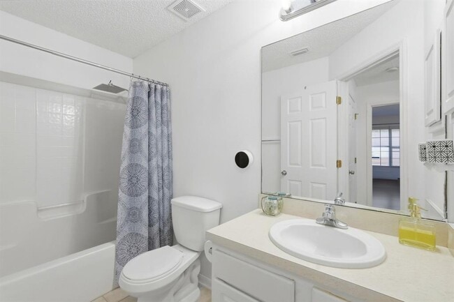 Building Photo - 6 Reybury Ln