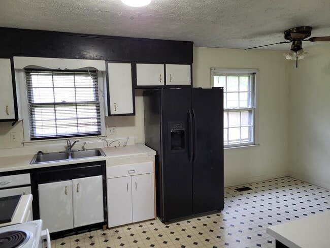 Building Photo - 6811 Radial Dr