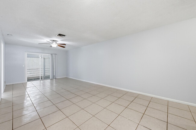 Building Photo - 410 W Palm St