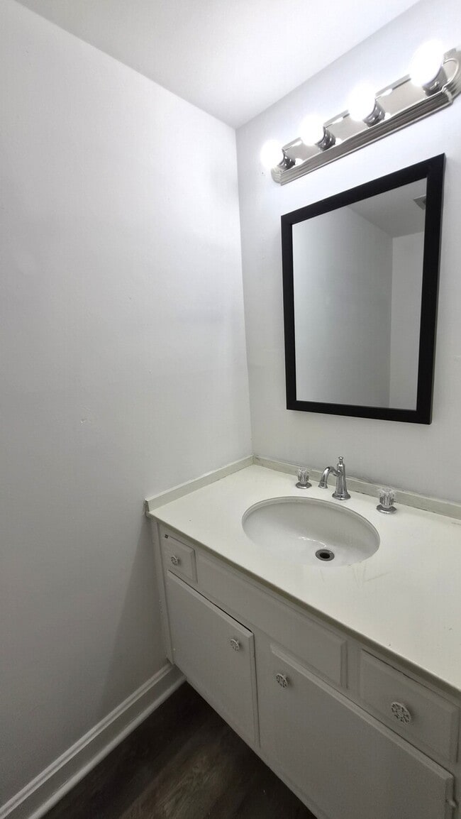 Building Photo - Well Maintained 2 Bedroom Townhouse with Move In Special!