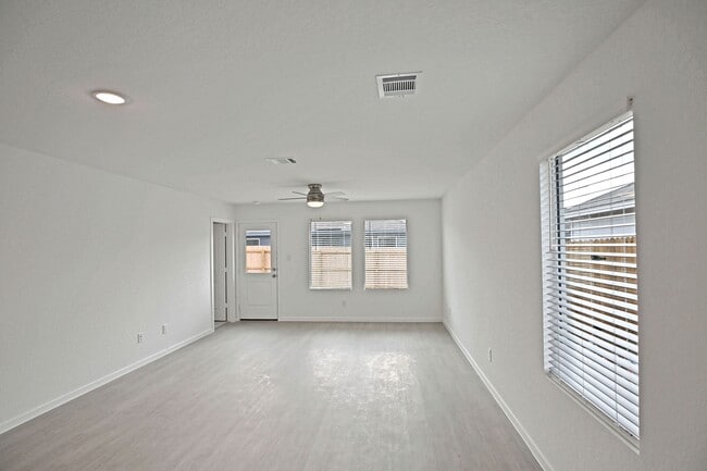 Building Photo - 2412 Shady Grv