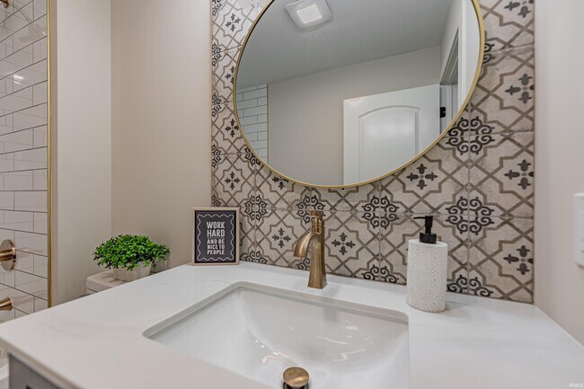 Building Photo - 441 Lawrence Dr