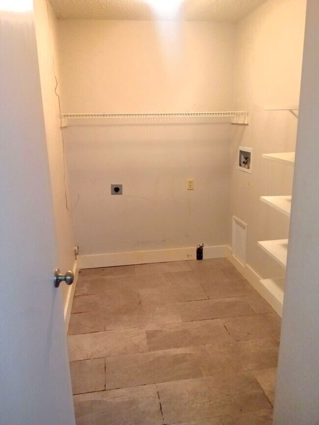 Building Photo - Renovated townhome with central air and off-street parking