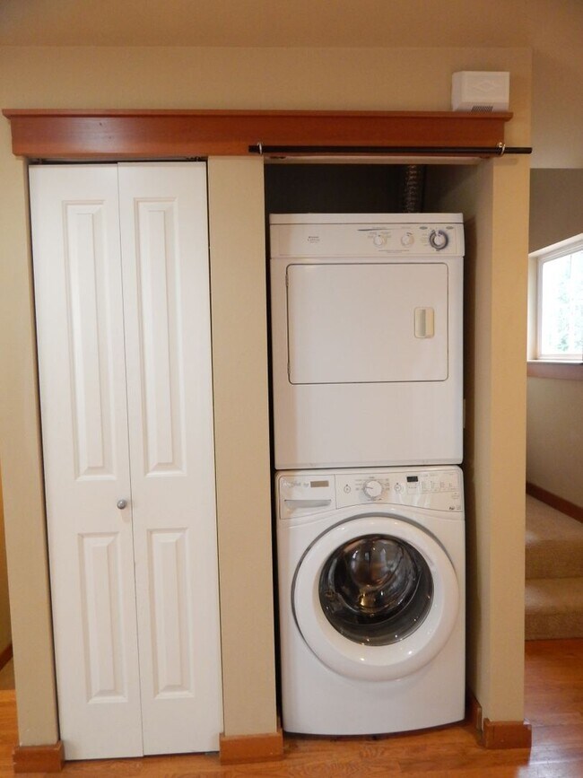 Building Photo - Spacious 3 Bed / 3 Bath Home with 1-Car Garage