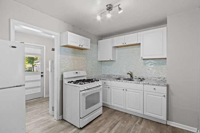 Building Photo - Beautifully Updated Ranch with large back ...