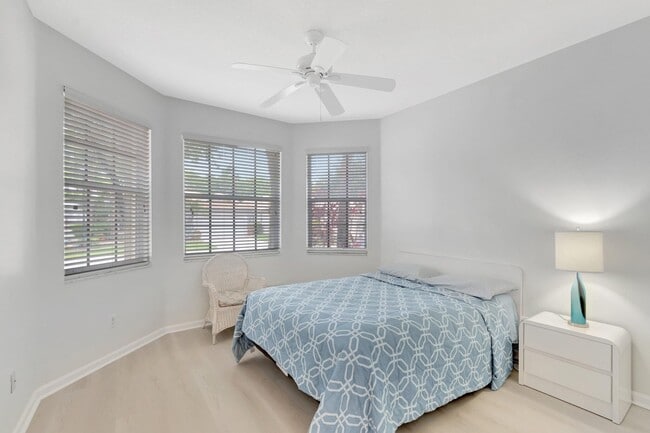 Building Photo - 7566 Pebble Shores Terrace