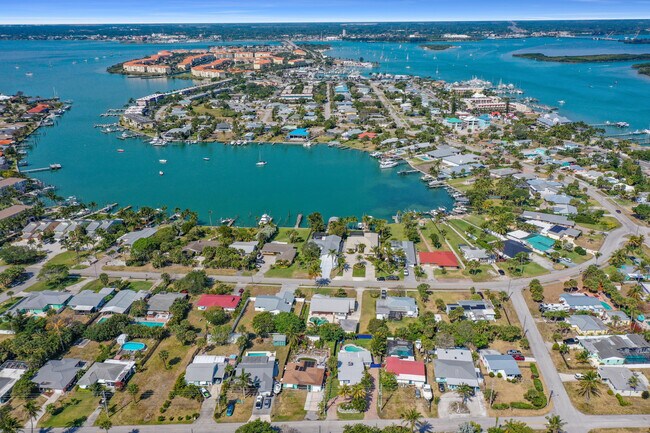 Building Photo - 35 Harbour Isle Dr W