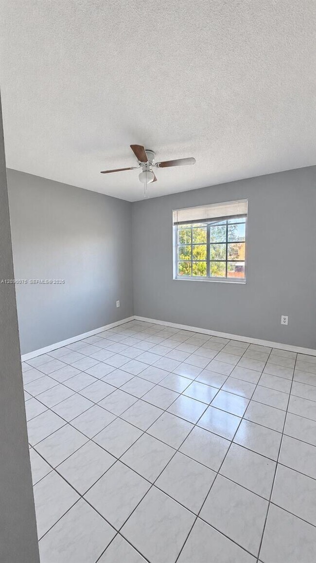 Building Photo - 5800 W 18th Ln