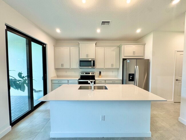 Building Photo - 14122 SW Thorens Dr
