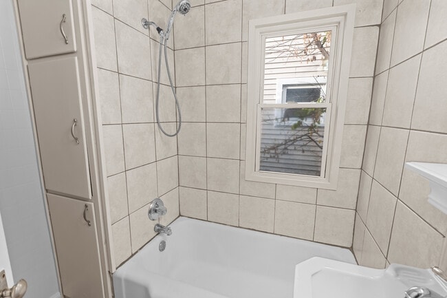 Building Photo - 1005 Woodsdale Ave