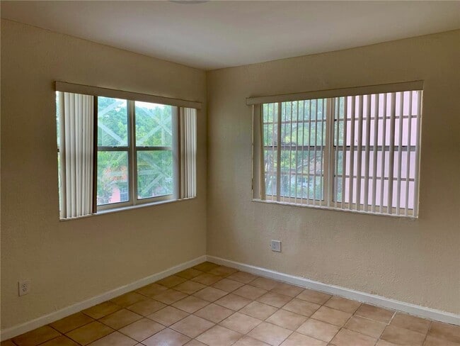 Building Photo - 521 NE 62nd St