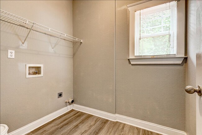 Building Photo - Welcome to this stunning 4-bedroom, 2.5-ba...