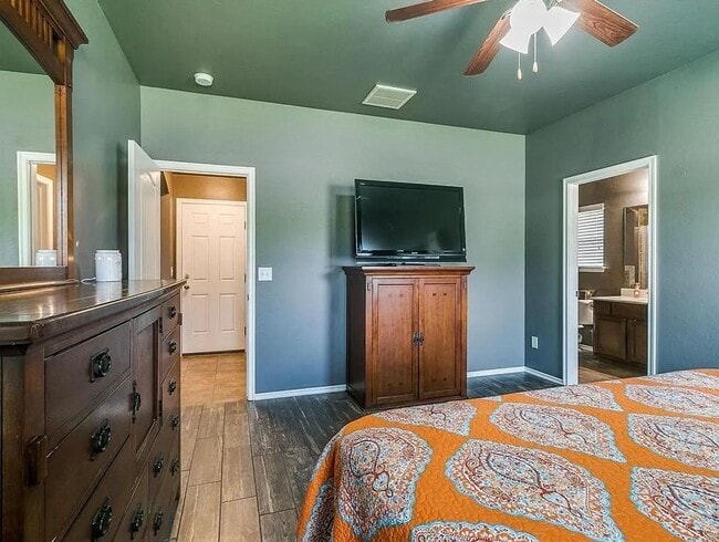 Building Photo - AVAILABLE NOW -  $500 Off First Month | 4-Bed Home in the Heart of Mustang | Storm Shelter & Mode...