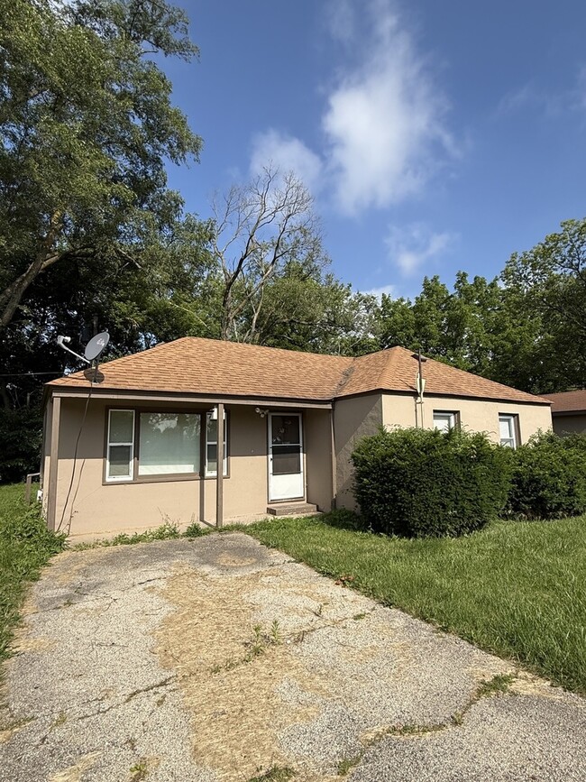 Building Photo - 39096 N Evergreen Ave
