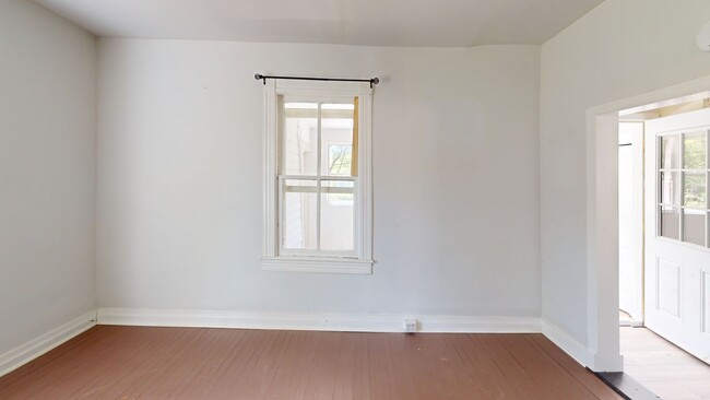 Building Photo - Country living near Crozet!