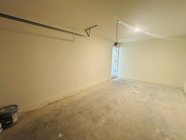 Building Photo - 3/2 open living and kitchen