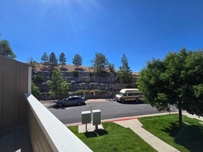 Building Photo - Wonderful and Sunny Rancho San Rafael Town...