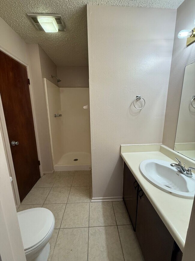 Building Photo - 8911-8913 GSRI Ave
