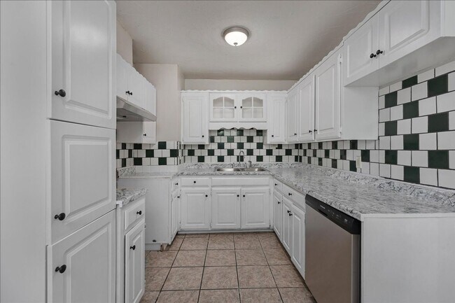 Building Photo - Beautiful large home for Rent