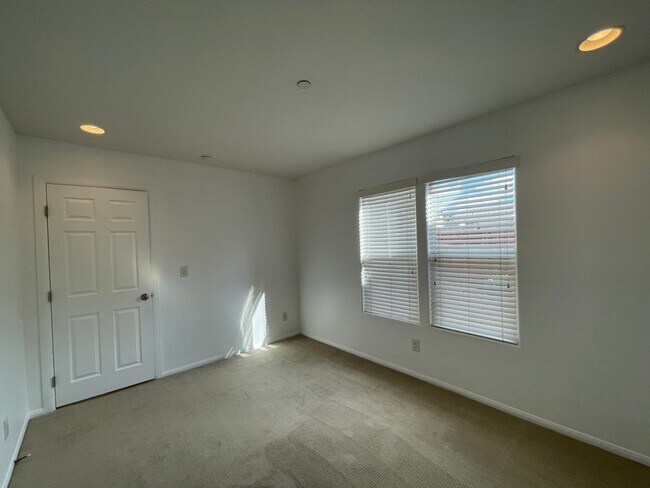 Building Photo - 322 Arcade Dr