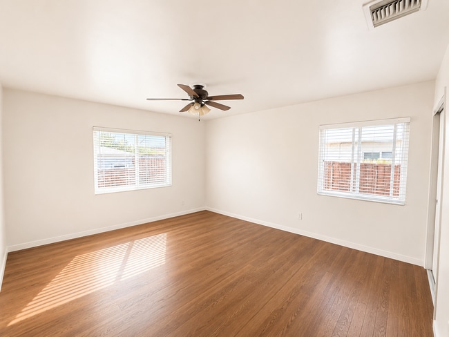 Building Photo - Large 5 Bed 3 Bath Home on East Falls - Popular Street Close to Campus!!!