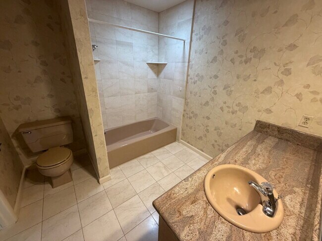 Building Photo - Lakeridge Shores Home!
