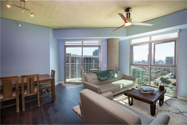 Building Photo - Stylish 2-bedroom 2-bath with Spacious Flo...