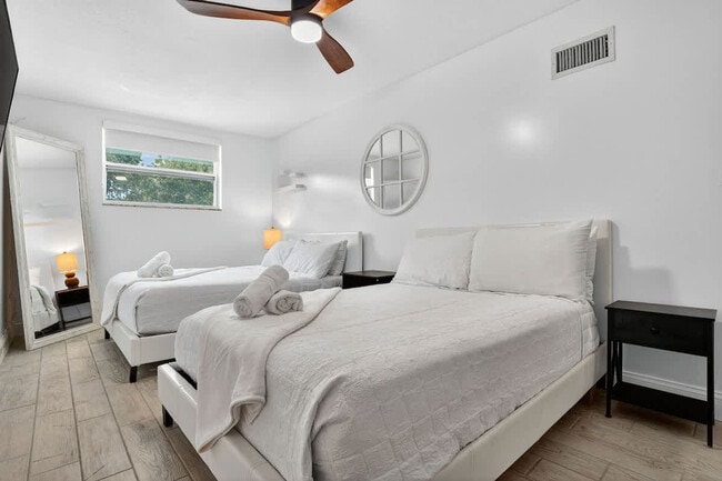 Building Photo - 6660 Custer St