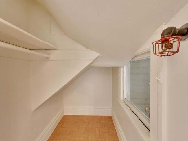 Building Photo - Remodeled 3 Bedroom in Nob Hill!!