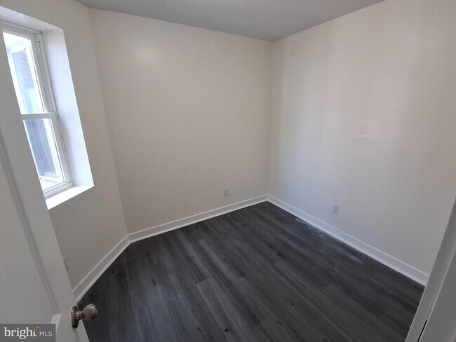 Building Photo - 5751 Larchwood Ave