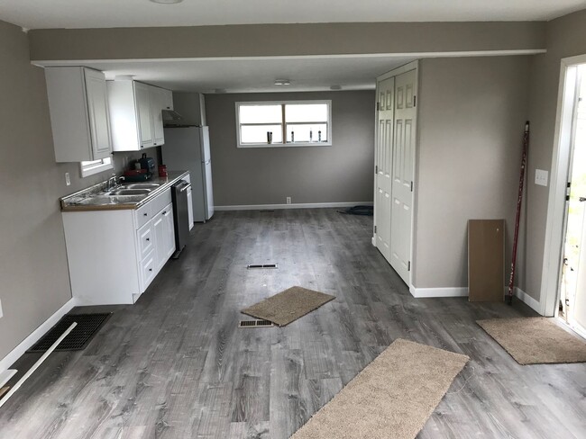 Building Photo - 2 Bedrooms with 2 Bathrooms Home on Large ...