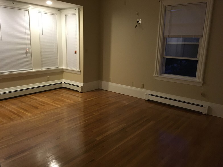 Master Bedroom pic3 - 206 Adams St