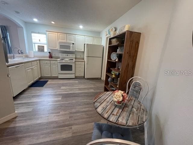 Building Photo - 2427 Chestnut Terrace