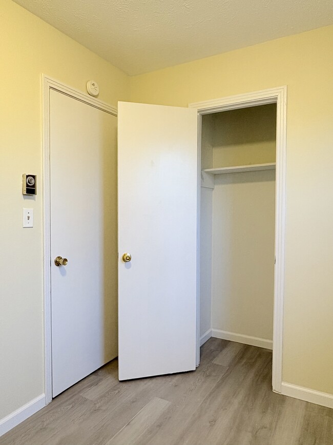 Building Photo - 1232 N Sunrise Dr