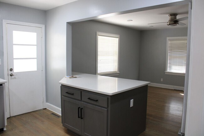 Building Photo - 1404 Woodside Dr W